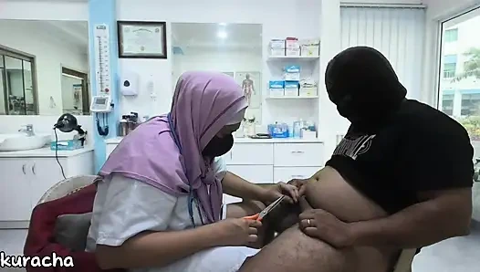 Dokter berhijab mencukur kontol tebal klien tidak ereksi selama mencukur
