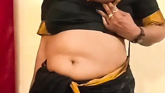 Desi tamilische reife ehefrau Lux schwarzer sari neckt mit dicken möpsen, arsch und behaarte muschi!