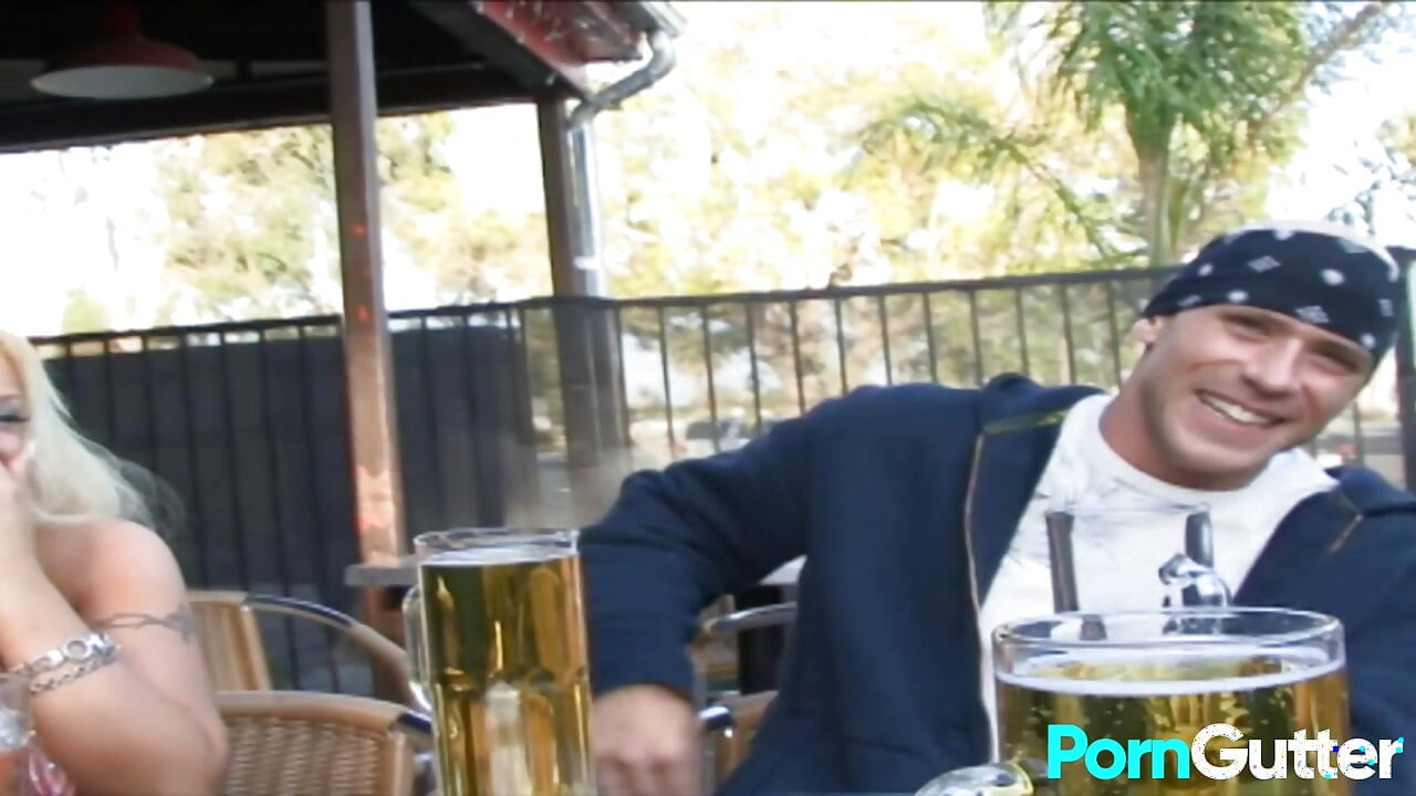 Η βυζαρού ξανθιά Candy Manson δέχεται το σφυροκόπημα που ποθεί