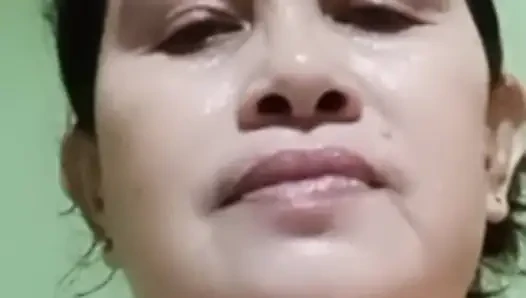 Mandi sambil memamerkan wajah cantiknya