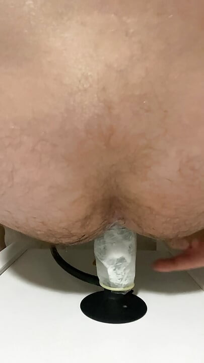 Meregangkan memek banciku