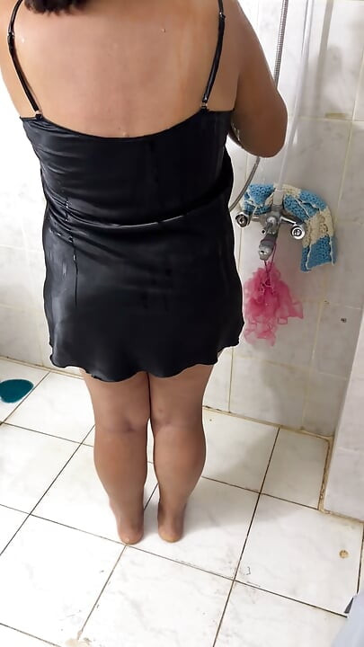 Boss's wife with big ass takes a bath