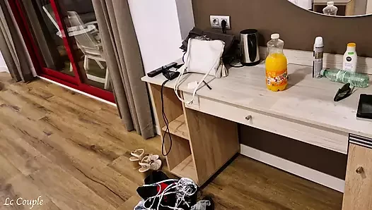 Жена-свингерша нашла новую подругу из бара отеля, и позже они сосали хуй ее мужа в своей комнате