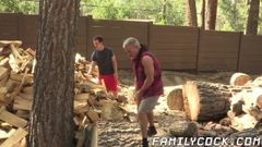 Lumberjack stepdad fucks một người bạn trong nong có ba người