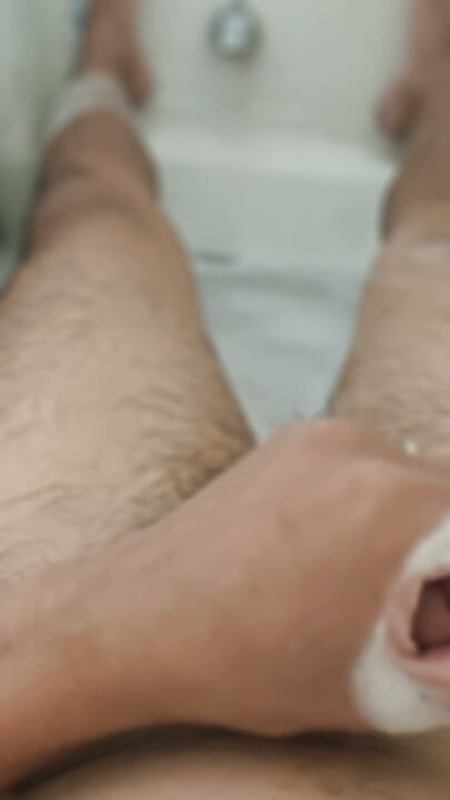 Relaxed Bath Wank: Jerking Off in the Tub and Feeling Good