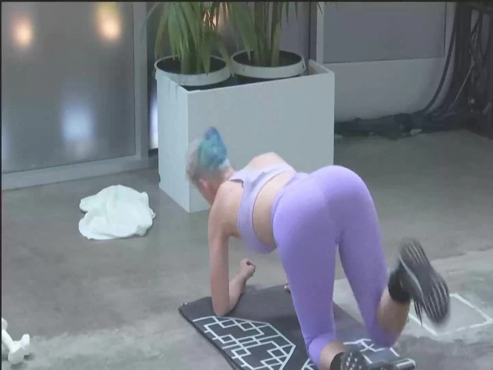 Katy perry डॉगिंग गांड
