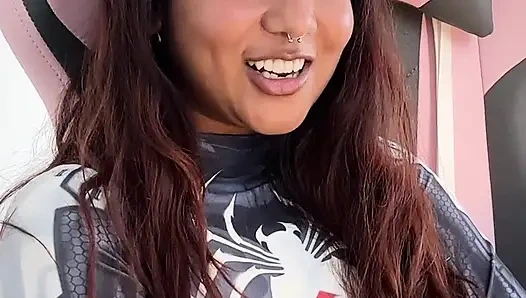 Das kleine desi-mädchen Mia Z masturbiert und reagiert auf hentai