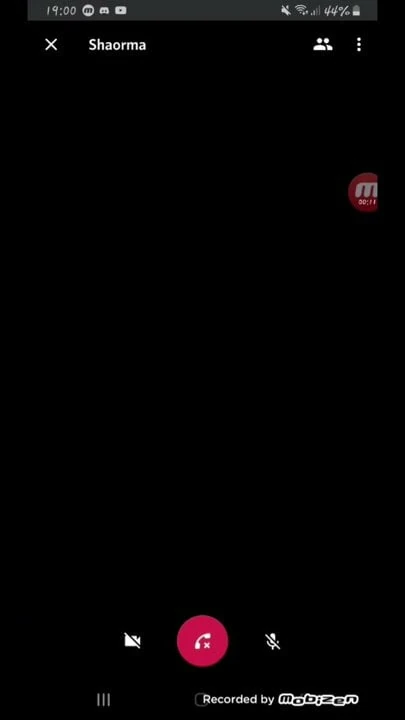 Chico rumano muestra su polla negra en la webcam