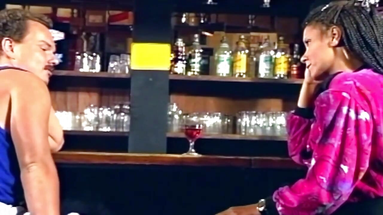 Morena com tranças chupa pau fica encharcada de porra