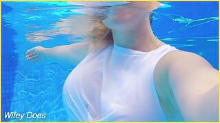 妻子湿衬衫最好的视频汇编 - 妻子没有胸罩和湿在游泳池。