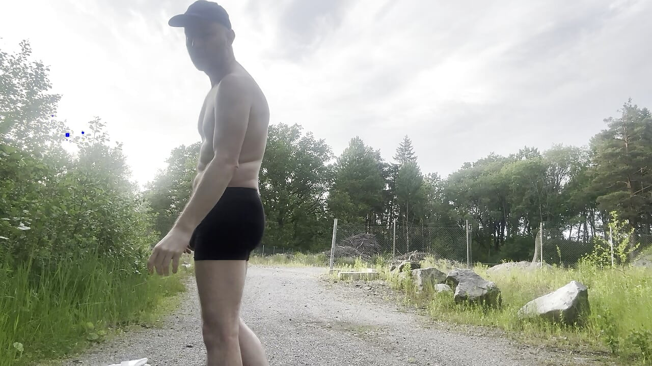 Gola u šumi