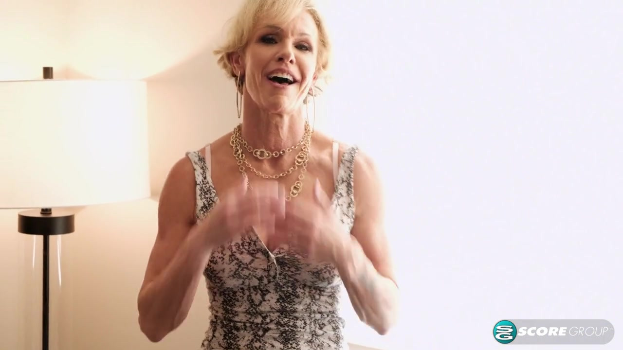 丰满的妻子和妈妈乱搞一个年轻的大鸡巴