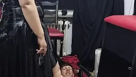Xxl orta yaşlı seksi kadın domina köle domuzu köle domuz ile eğitiyor