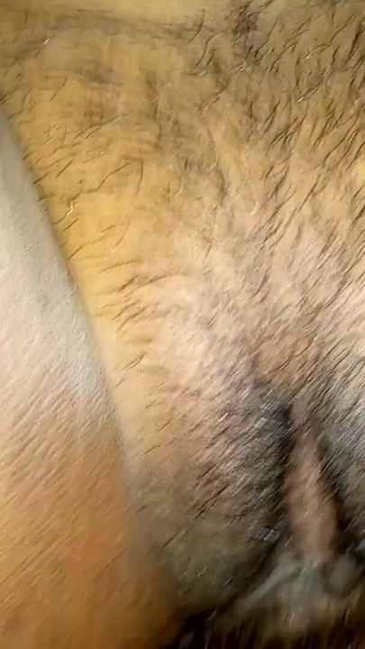 राजस्थानी गांव की लड़की नेहा की चूत में वीर्य की फुहार छोड़ती है । क्लिप 1