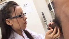 Verpleegster Shinobu Todaka geeft een hete pijpbeurt aan haar patiënt