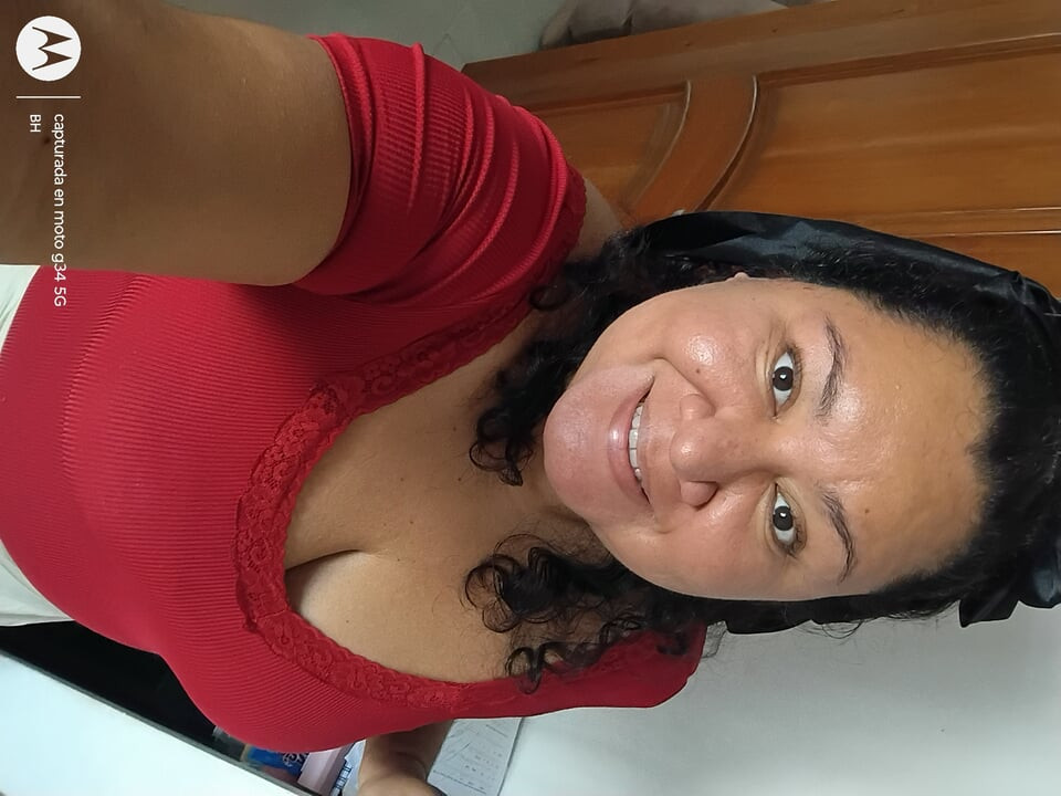 Nagyon ribanc német anyuka, Tina, akit hatalmas fekete fasz és mélytorok dug Az ember a régi rendszert használja, hogy felszedi a lányokat