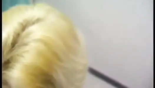 Blondes amateur-küken wird von hinten gefickt