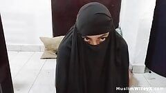 Amatorka muzułmańskiej arabskiej pasierbicy jeździ dildem analnym i tryska w czarnym nikabie na kamerze internetowej - jazda dildo z tryskaczem