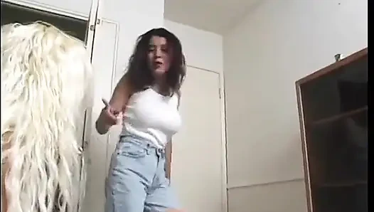 Brünette fickt eine blondine mit einem großen strap-on-dildo