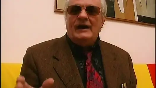 Pria tua ngasih pelacurnya dua kontol besar