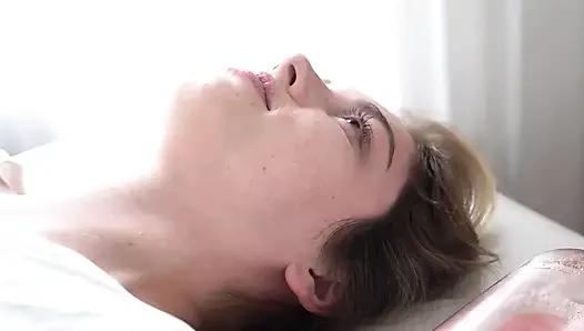 Ich nehme meine blonde Stieftochter mit, um ihre Augenbrauen machen zu lassen, und die brünette Kosmetikerin macht sie so oft wie möglich