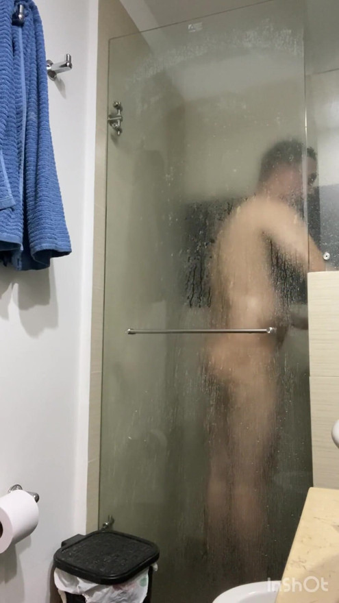 I record my cousin again without him noticing while he bathes | Clip 1