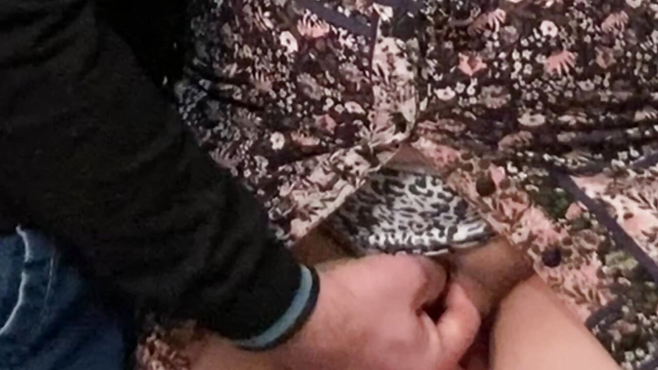 יד של זר מתחת לחצאית שלי. הוא נגע בכוס בסאביי