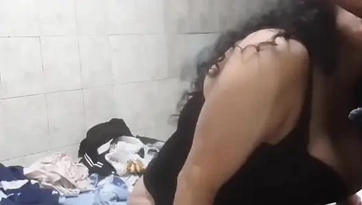 Arkadaşımın annesi porno videolarımı gördü ve bana sakso çekmeye karşı koyamadı ve onu lezzetli bir şekilde siktim!! Onu çok tatmin edici bir şekilde bıraktım