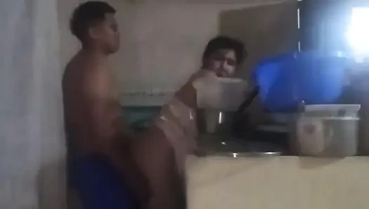 Patron beni sikmek için mutfağa geliyor, yarağı beni heyecanlandırıyor