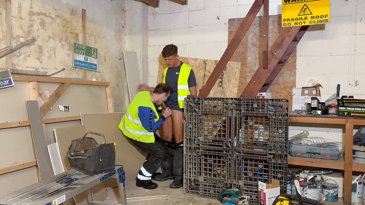 Two Builders Get Very Naughty Together on Site