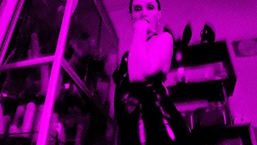 Eva lateks sahibe strapon solo dominatrix kadın egemenliği fetiş orta yaşlı seksi topuklu çoraplı bdsm