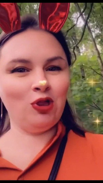 Nezaboravan trenutak iz "KAPLJE MOKRI SOK PIČKE NA OTVORENOM od NIMFOMANKE EKSHIBICIONIST."