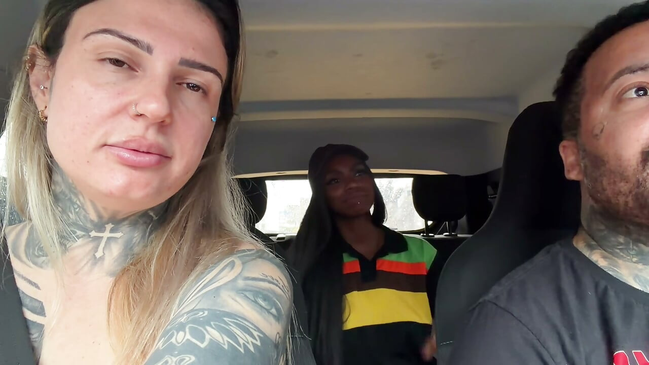 Fastfoodmanager houdt van het idee om een pornoactrice te zijn en geeft mij haar kut en mijn man een cuckold