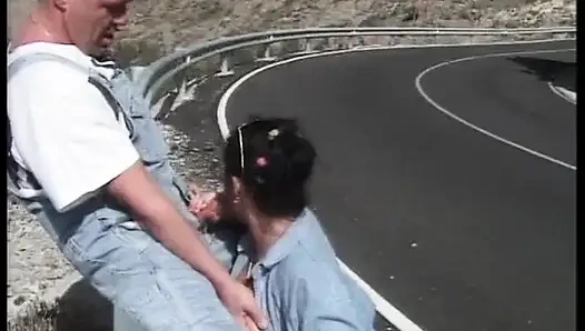 Секс на дороге для зрелых шлюшек, соблазняя член некоторым водителям