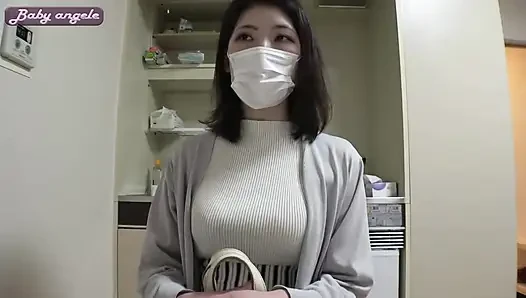 Istri yang anggun dan pendiam. F-cup payudara kendur dan provokasi lidah sensual yang tak terduga - bagian 1
