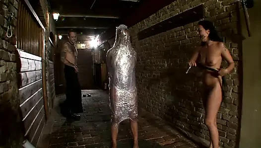 Связанная Блондинка В Оргии С Двойным Проникновением В Подземелье