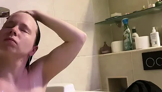 Тёплая вода делает мои соски твёрдыми