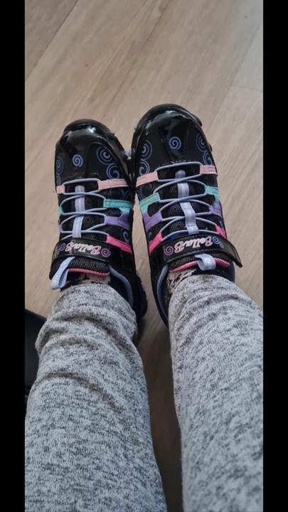 I bought them from a French girl named Odette Ribeiro,the waters smell great and are very good,I have sex with them every day (Skechers bella b)