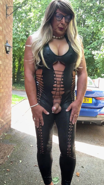 Nezaboravan trenutak iz "Seksi transvestita kellycd2022 u crnom pvc catsuitu i štiklama"
