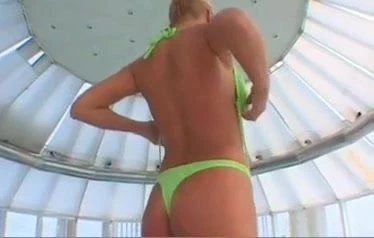 Pizdă lângă piscină