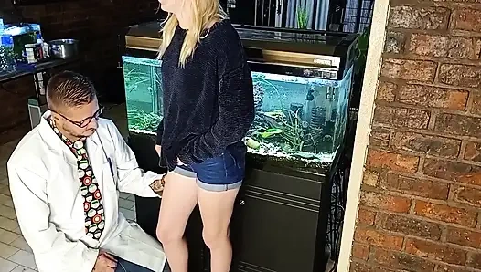 Трахаю пальцами мою миниатюрную блондинку-подругу