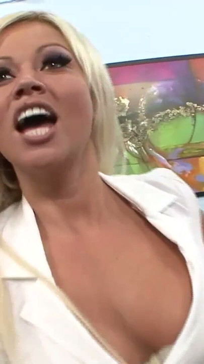 Søt blondine med store pupper Nikita Von James suger og rir en stor kuk | Klipp 1