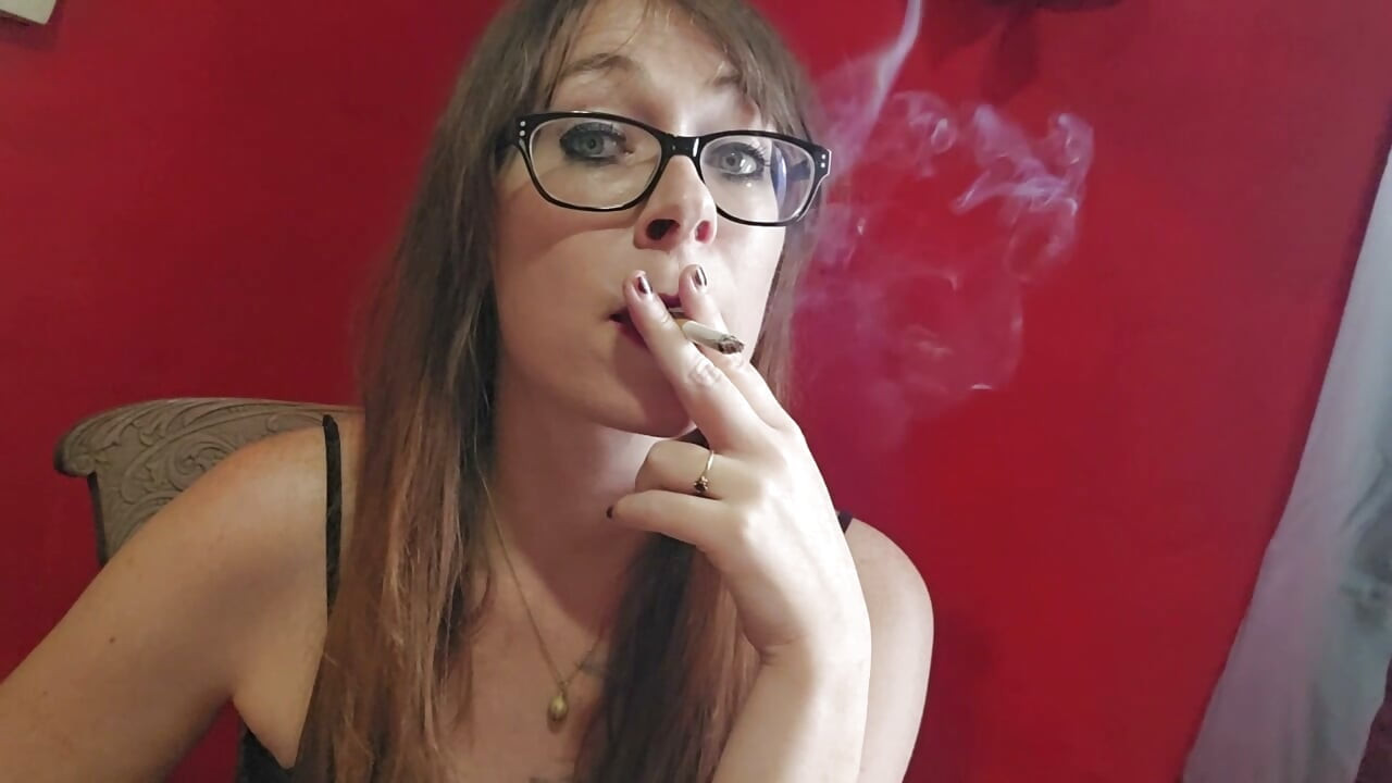 Os termos estranhos de fetiche de fumo que a Sr.ª Thrope usa