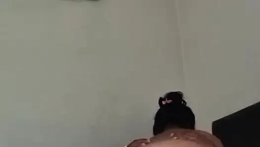 Sahabatku tiba-tiba datang ke rumahku dan melihat memeknya