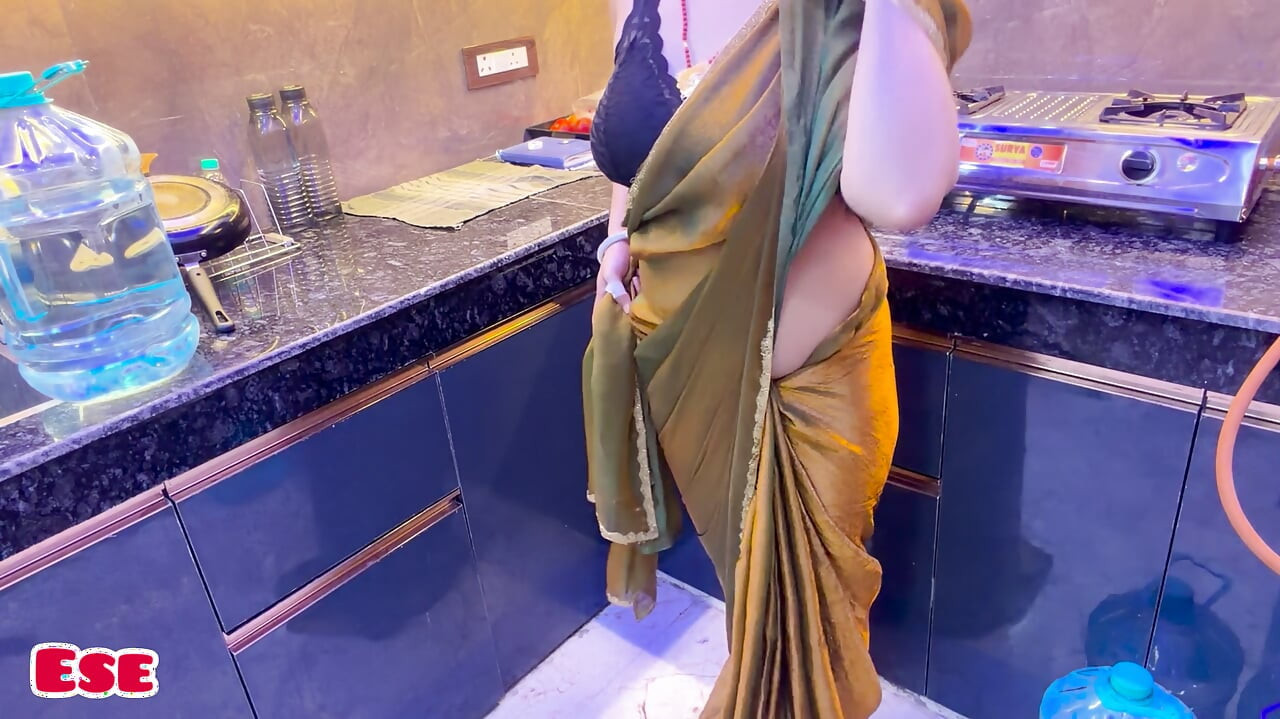 पति अपनी पत्नी को धोखा देता है और किचन में उसकी हॉट साली को चोदता है....