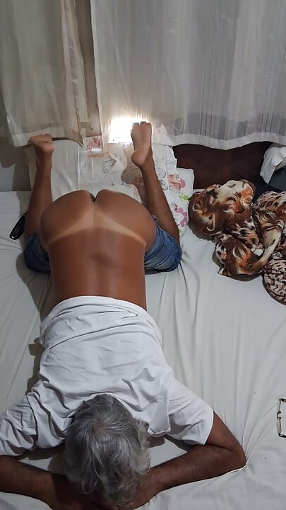 シッシー・レディシルヴァが日焼けしたお尻をベッドの上で晒す、セクシーなマーク付き