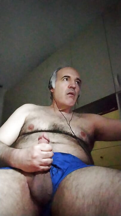 Drkala sam svoj kurac dva sata, napokon sam svršila