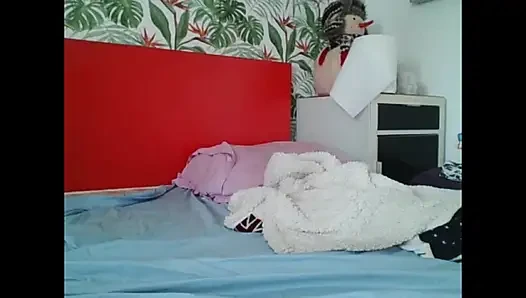 Alin kanepede oyuncağıyla televizyon izliyor