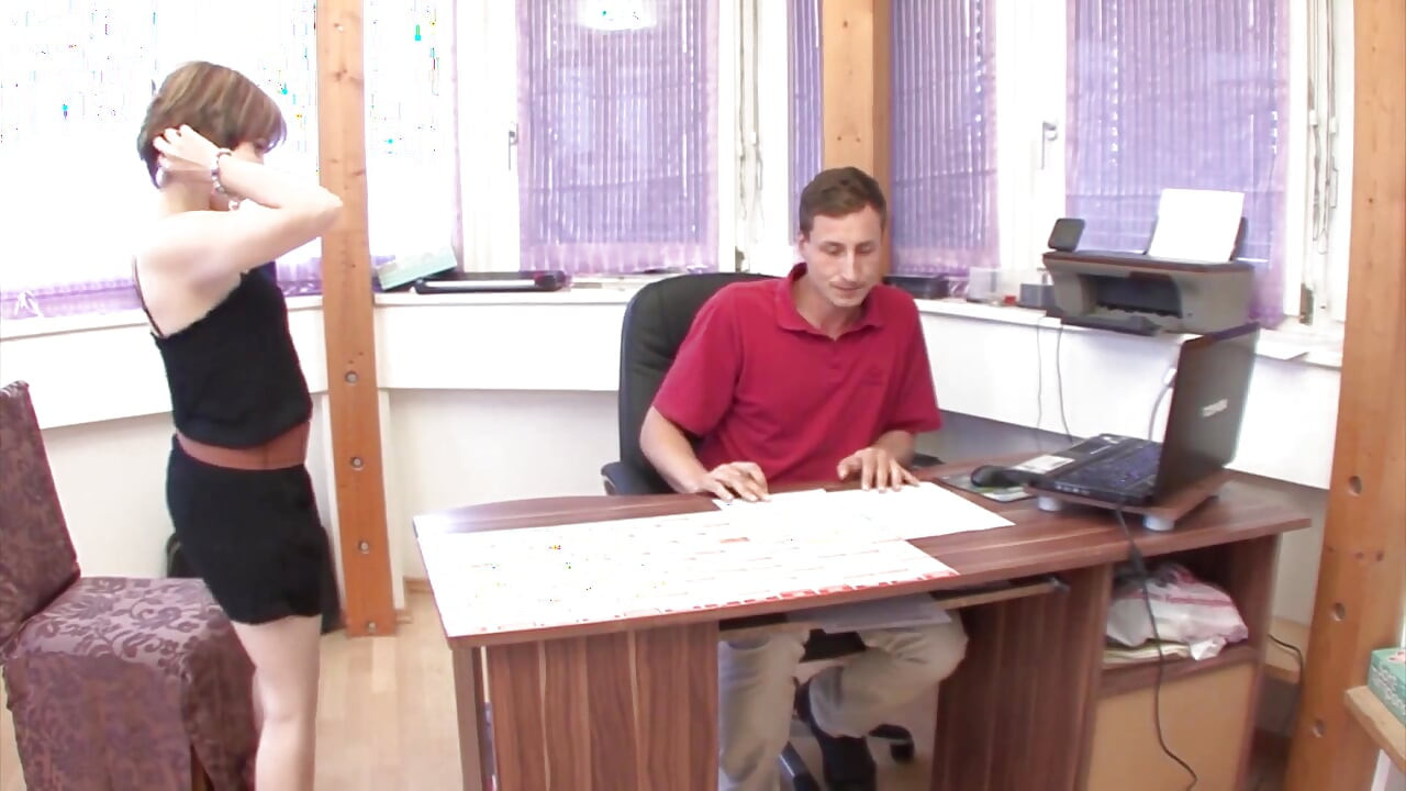 角質ティーンはオフィステーブルの上でコンサルタントに犯される