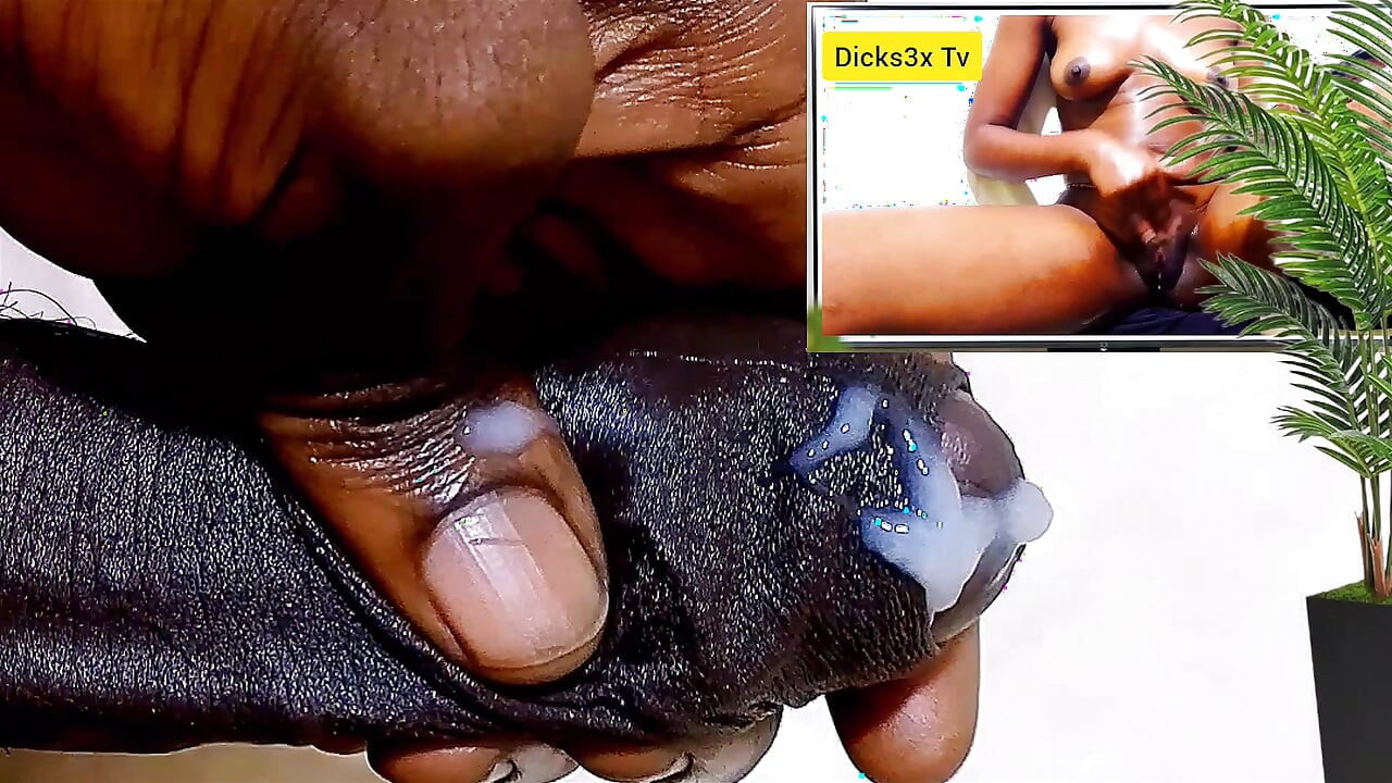 少女一边观看用瓶子做爱的热辣色情片一边自慰，享受自我性快感，直到我的重口味射精